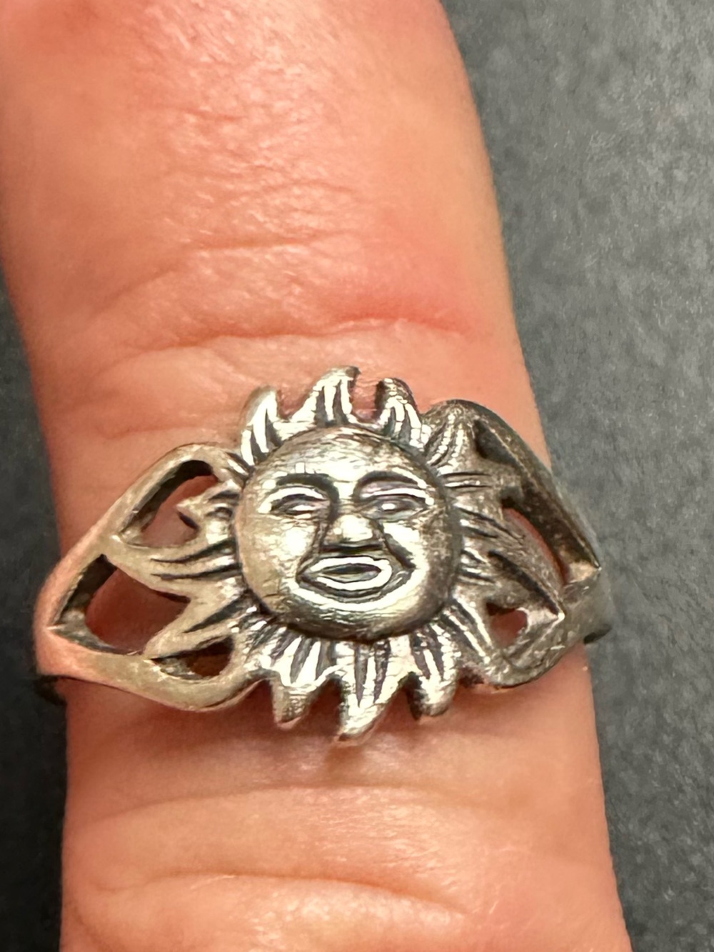 925 Silver ring with sun face design 2.9g